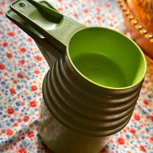 Tupperware vintage Green Measuring Cups Set- amazing set!